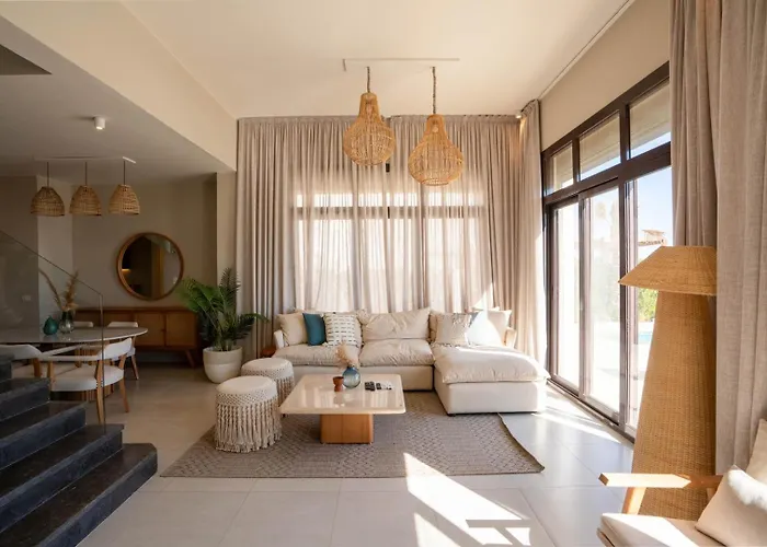 Chic Cyan 4br With Private Pool * Gurdaka